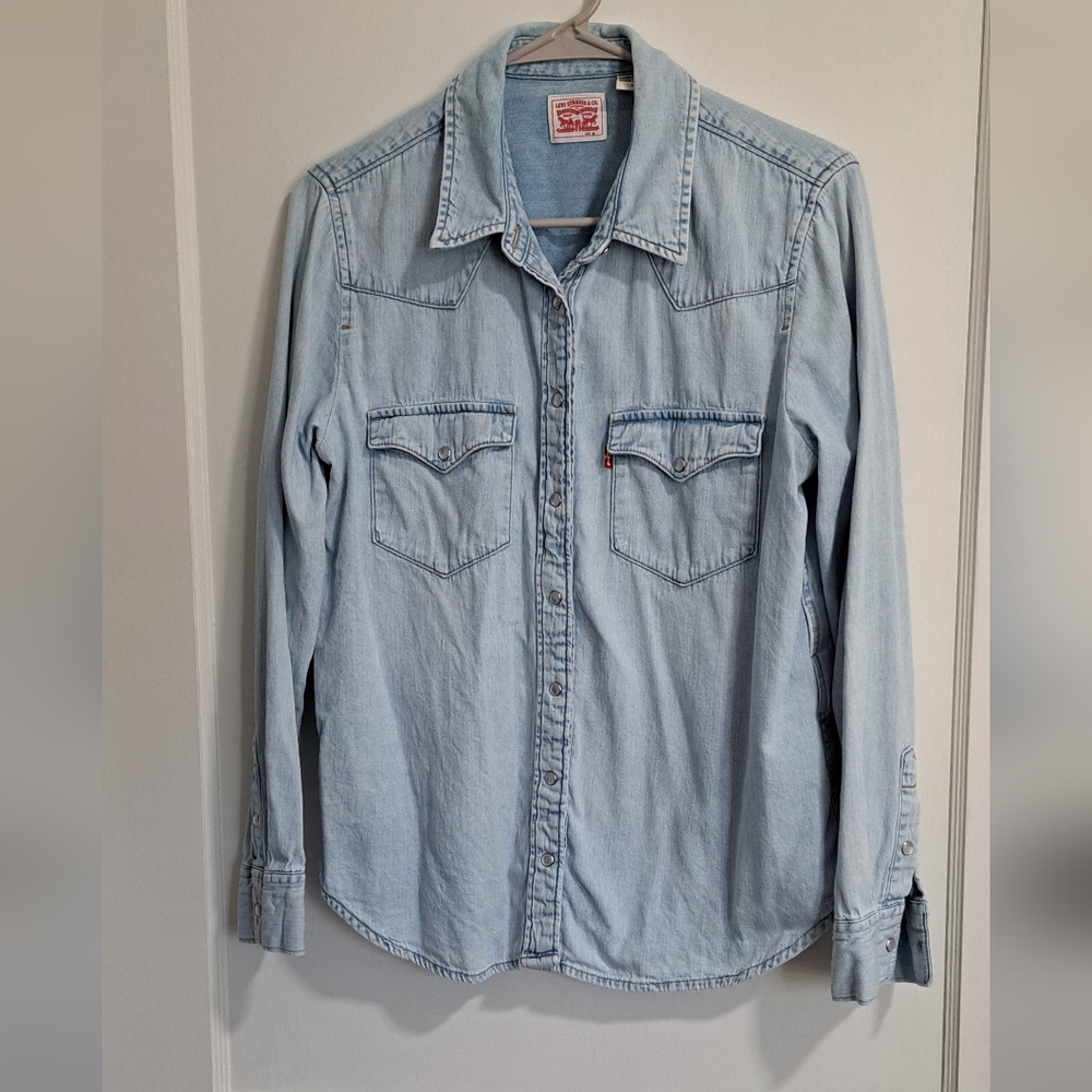 Levi’s Pearl Snap Western Shirt – Women’s Medium (Light Wash Blue, 100% Cotton)